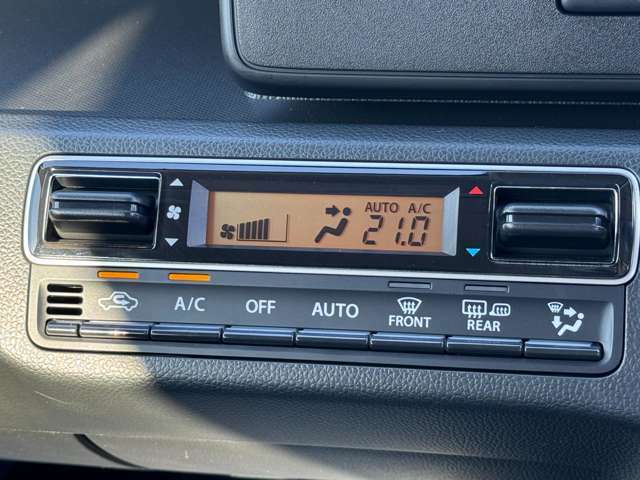 オートエアコンも装備で快適です