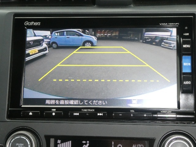 バックモニター装備。画面にて後方の確認が行えるので、バック駐車や車庫入れの際には重宝します。車の運転に慣れない方でも安心のガイドライン表示機能付。