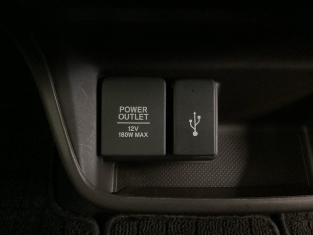アクセサリーソケットはUSBのアダプターなどをつければ、スマホの充電にも使えます。横にはナビゲーション用の外部入力可能なUSB端子がついており、周辺には物が置けるボックスがついています。