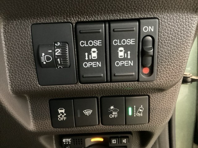 両側電動スライドドアは運転席から操作ができるよう、操作スイッチが付いています。Hondaセンシング用のVSA解除とレーンキープアシストシステムなどのメインスイッチも装備しています。