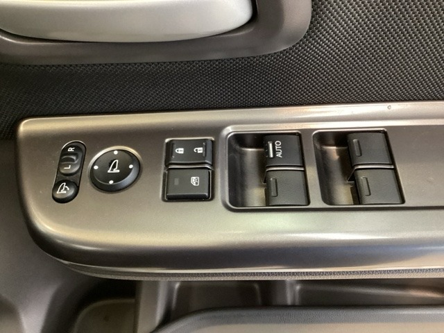 ハンドルの右側に電動格納付きパワーミラーの操作スイッチがついています。左右のサイドミラーの角度調節も微調整ができて便利です。パワーウインドウは運転席でドア4枚とも上下の操作ができるようになっています。
