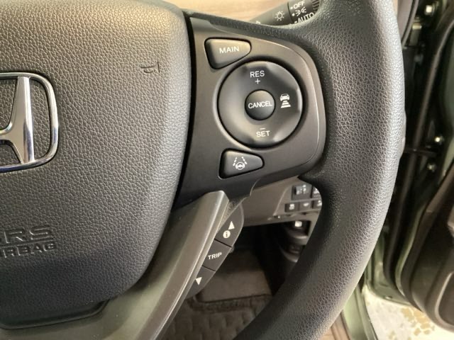 ハンドルにHondaセンシング系のクルーズコントロールやレーンキープアシストなどの操作スイッチが装備されています。ハンドルから手を離さず安全に操作できます。