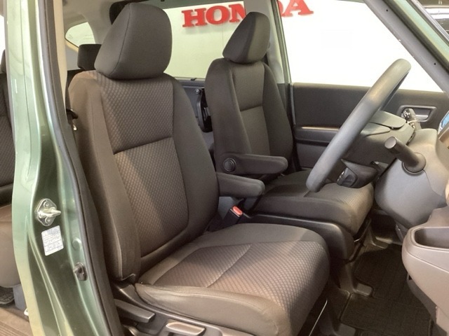 女性でも運転がしやすいように、シートの高さ調整機能（シートリフター）がついています。広い足元にゆったり座れるシートには肘掛も装備しており長距離の運転でも疲れにくいシートです。