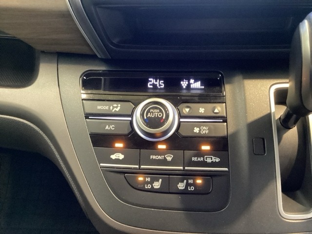 セレクトレバーの左側にプラズマクラスター付き・オートエアコンがついてますので簡単操作で快適に過ごせます。シートヒータースイッチ内蔵で前席の左右別々にHiとLoの2段階で温度設定ができます。