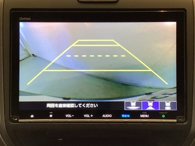 バックでの車庫入れも安心です！　リアカメラが付いているバックモニター付のナビを装備しております。操作線もついており距離感も画面から確認できます。