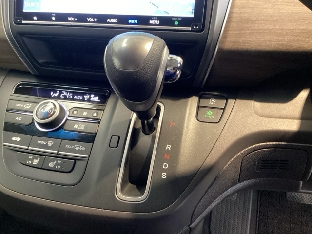 CVT車のセレクトレバーです。低速から高速まで、変速ショックのないスムーズな走りを実現するとともに、エンジン効率のよい領域を維持することで燃費にも貢献します。