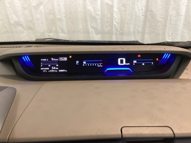 デジタル表示のスピードメーターとタコメーターを大きく配した見やすいメーター部になっています。左側のインフォメーション画面でオドメーターや燃費などの情報を確認できます。