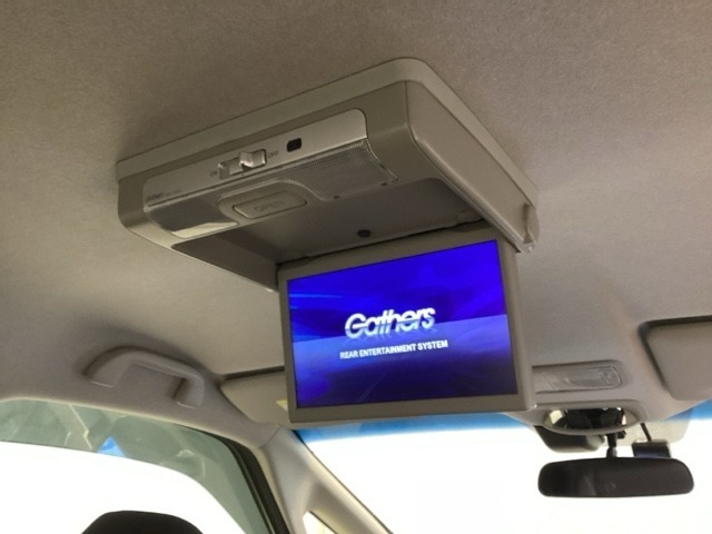 天井にリア席モニターが付いています。ナビゲーションで再生しているDVD等の映像を、後部座席の方にご覧いただくことができます。お子様にも大人気です。
