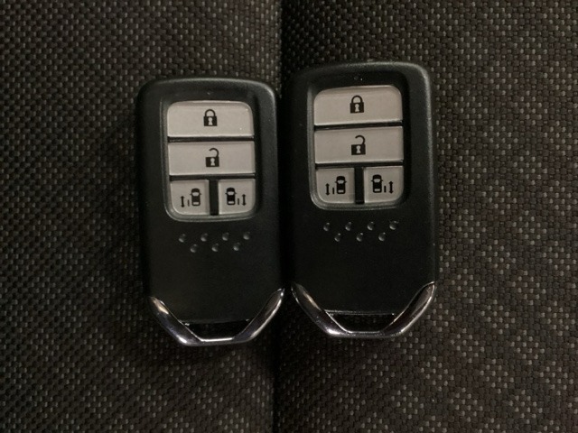 スマートキー付きですからドアロックの開閉およびエンジンスタートが楽々です。電動スライドドアの開け閉めもボタンで操作できます。スペアキーも同じものを用意しております。