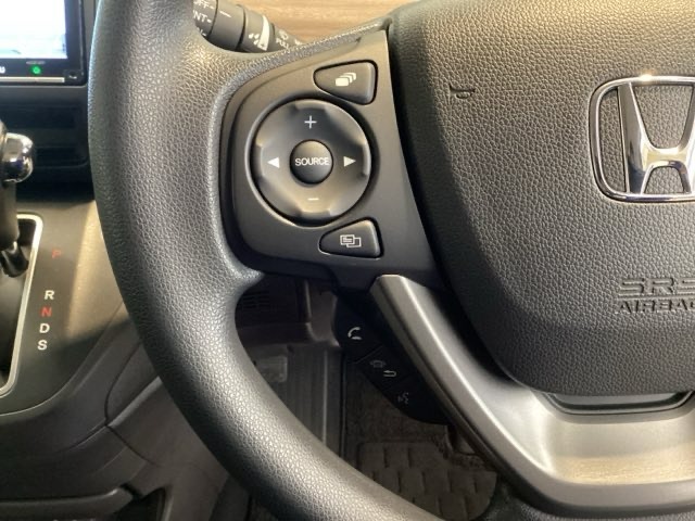 ステアリングスイッチがついていますので、オーディオのチャンネル変更、ボリューム、ジャンル変更が操作可能です。ハンドルから手を離さず安全に操作できます。