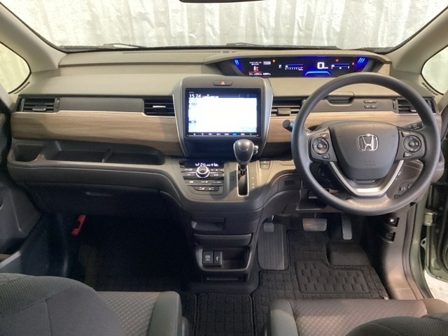 車内は光触媒抗菌消臭施工済です。スタイリッシュなデザインで暖かみのあるインパネ周りを演出します。グローブボックスやカップホルダーのほかにトレーなどたくさんの収納スペースが装備されています。