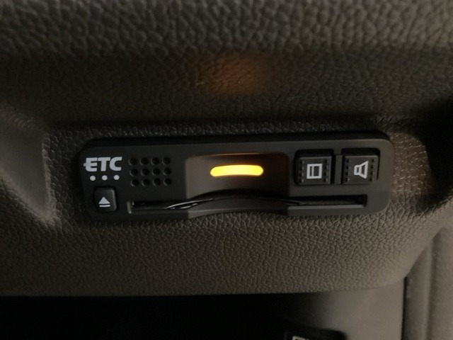 ハンドルの右下にETCがついています。高速道路の料金所の通過も楽々です！。　カードの取り出しもしやすい場所についています。