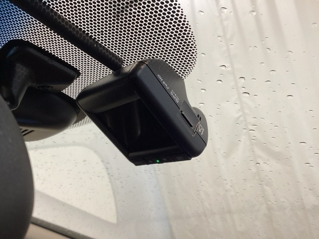 ドライブレコーダーが前方の監視をしてくれます。衝突や急ブレーキなどを感知した場合に、記録された動画が万が一の際に直前の状況を把握する手助けとなります。