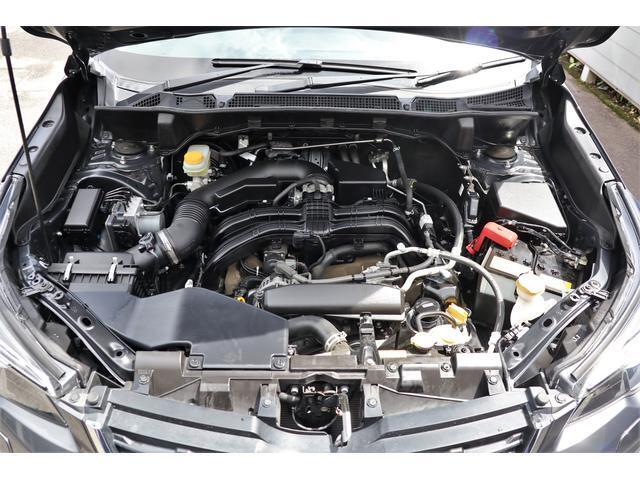 SUBARUの水平対向エンジン、回転バランスに優れているほかエンジン全高が低く、軽量・コンパクトな特性により、車体の低重心化にも貢献します。