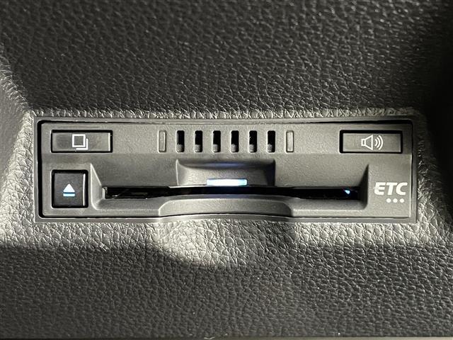 【ETC】有料道路を利用する際に料金所で停止することなく通過できる、ETC車載器（ノンストップ自動料金収受システム機器）が装備されています。セットアップを行うことで利用可能になります。