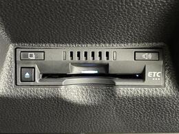 【ETC】有料道路を利用する際に料金所で停止することなく通過できる、ETC車載器（ノンストップ自動料金収受システム機器）が装備されています。セットアップを行うことで利用可能になります。