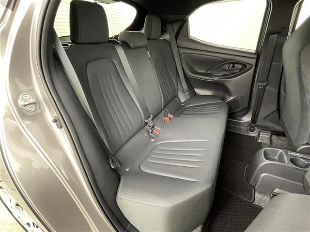 【後部座席】後席もゆったりドライブを楽しめます。内外装はプロこだわりのクリーニングで清潔なおクルマでご納車させていただきます！店舗での現車確認も承っています！