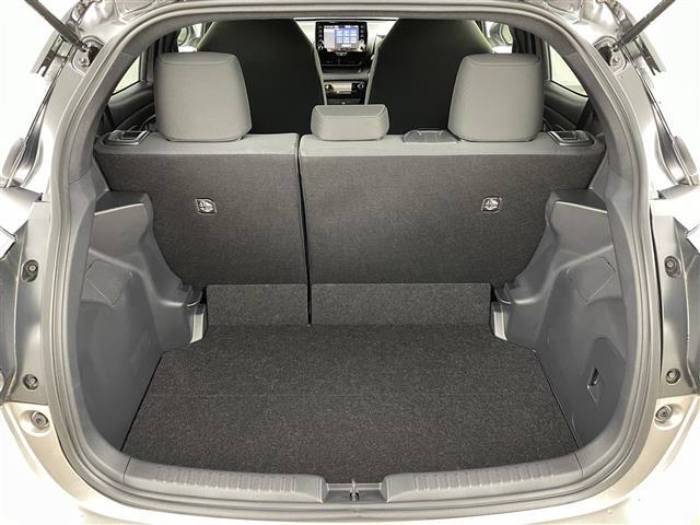 【トランク】積み込みやすくて、たっぷり積める荷室です。シートアレンジできるものは、乗車人数と荷物の量や大きさによってシートを動かすことができるので、より快適なドライブが可能です！