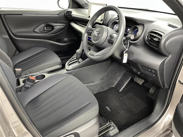 【運転席】座り心地が良いシートなので長時間の運転でも快適にお過ごしいただけます。新品のフロアマットのご注文も可能です。掲載箇所以外にご希望の写真がございましたらお気軽にお問い合わせ下さい。