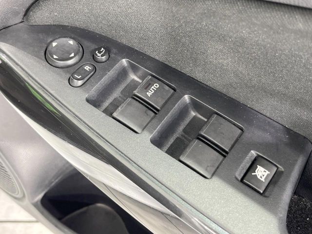 【電動格納ミラー】サイドミラーは電動格納式となっており、狭い駐車場でもキズがつくリスクを抑えられます。