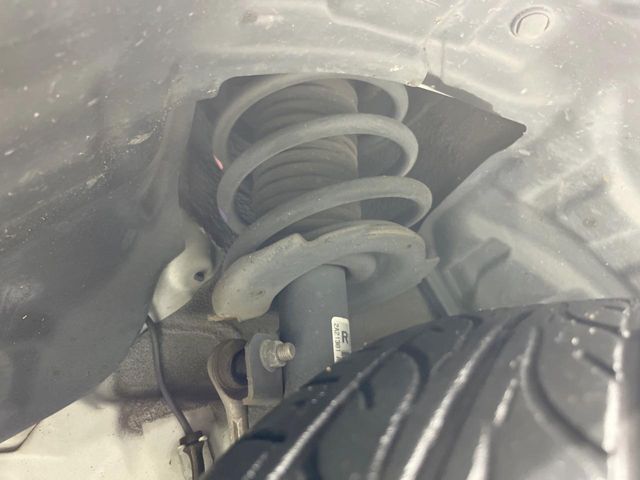 お車を安心してお乗りいただく為には、足回りの定期点検が欠かせません。サービスサポート（有償保証）では無料点検もご提供しており、安心のカーライフをお過ごしいただけるサポート体制が整っています。