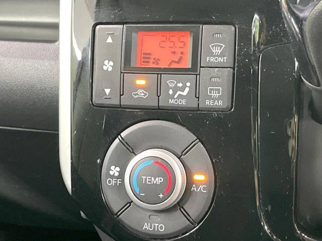 【オートエアコン】一度お好みの温度に設定すれば、車内の温度を検知し風量や温度を自動で調整。暑い…寒い…と何度もスイッチ操作をする必要はありません。快適な車内空間には必須の機能ですね♪