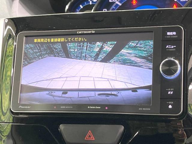 【バックカメラ】駐車時に後方がリアルタイム映像で確認できます。大型商業施設や立体駐車場での駐車時や、夜間のバック時に大活躍！運転スキルに関わらず、今や必須となった装備のひとつです！