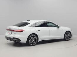 quattro（4WD）で雪道や滑りやすい道路はもちろんのこと日常の運転シーンでも安心と安全、さらにスポーティーなドライビング体験を提供します