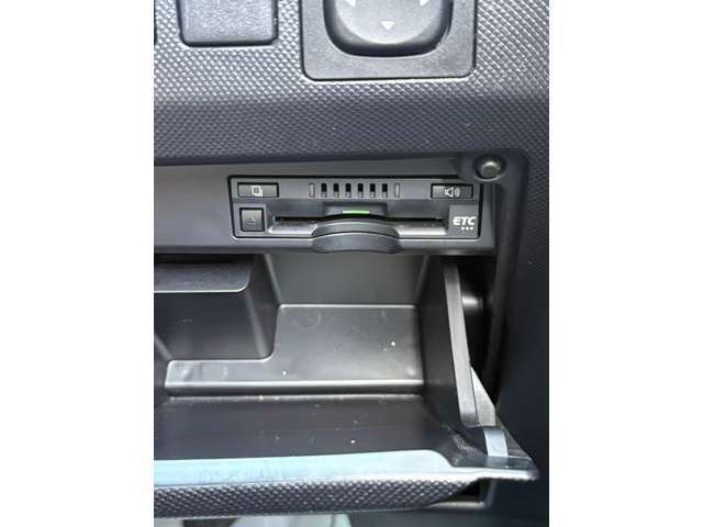 運転席側の小物入れの中にETC車載器が付いています。