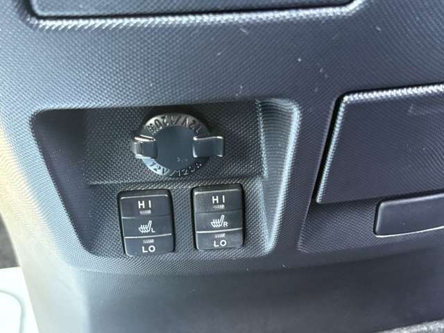 運転席・助手席にシートヒーターが付いています。