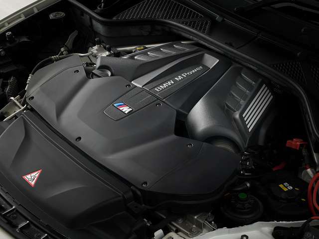 4.4L V8DOHC ツインパワーターボエンジンは、575PS/600rpmと76.5kgm/2200~5000rpmの高出力を発揮し、8速Mスポーツトランスミッションと併せて、0-100kmhを驚異の4.2Secで駆け抜ける俊足です。
