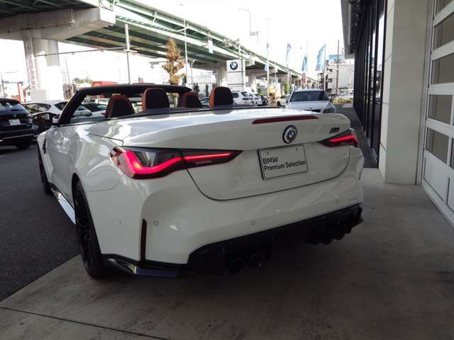 輸入車正規ディーラー店であるのはもちろんのこと、BMW保険代理店でもございます。セールスコンサルタントは保険の有資格者です。自動車保険のご相談もお任せ下さい。