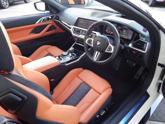スポーツシートでロングドライブを快適にサポートいたします。