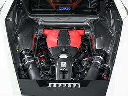 リアミッドに搭載された3.9L V8ツインターボエンジンは720馬力を発揮します。