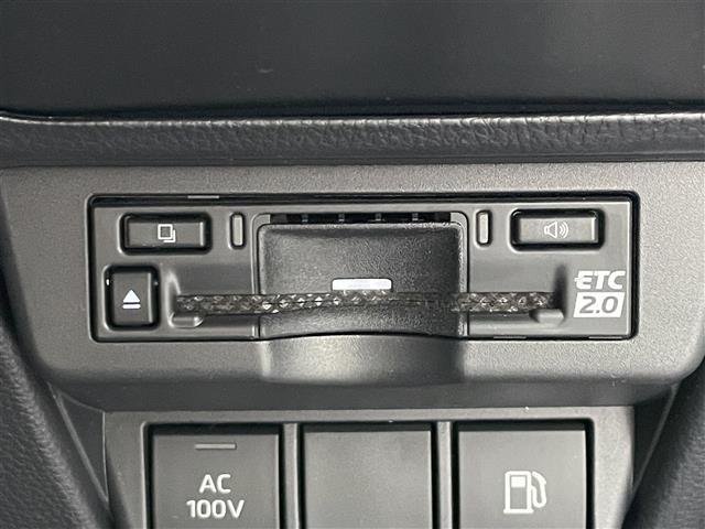 【ETC】有料道路を利用する際に料金所で停止することなく通過できる、ETC車載器（ノンストップ自動料金収受システム機器）が装備されています。セットアップを行うことで利用可能になります。