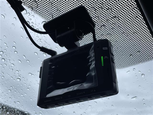 【ドライブレコーダー】映像・音声などを記録する自動車用の車載装置が装備されています！ もしもの事故の際の記録はもちろん、旅行の際の思い出としてドライブの映像を楽しむことができます。