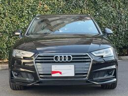 Audiデザインの特徴であるシングルフレームグリルが存在感を主張します。
