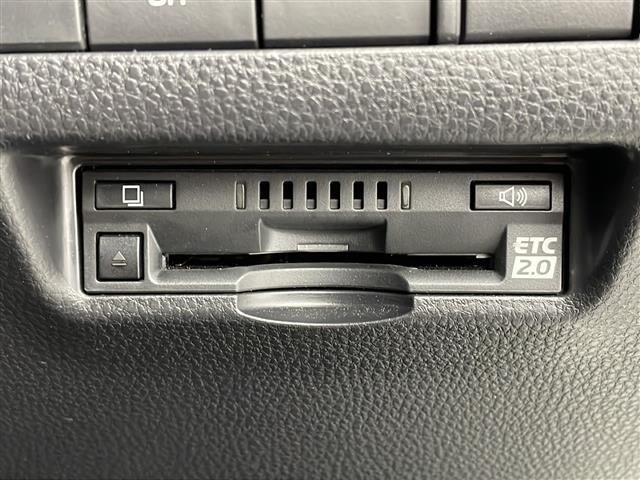 【ETC】有料道路を利用する際に料金所で停止することなく通過できる、ETC車載器（ノンストップ自動料金収受システム機器）が装備されています。セットアップを行うことで利用可能になります。
