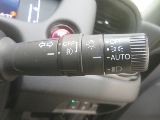 オートヘッドライト標準装備です。車外の明るさに応じて自動的にヘッドライトの点灯・消灯をしてくれます。トンネルの出入り口などで活躍してくれます。