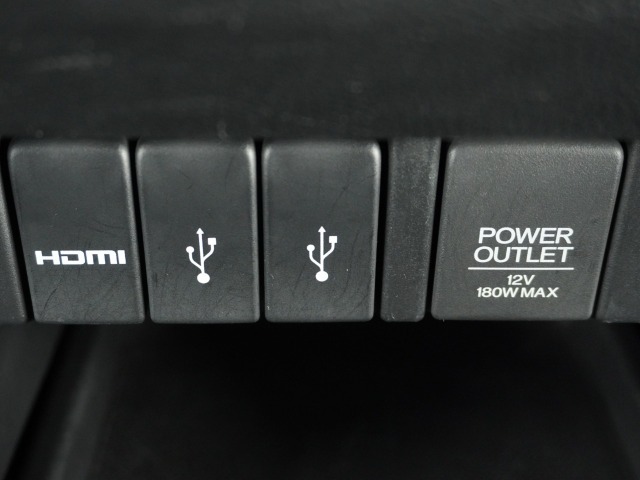 USB接続、HDMI接続、12Vの電源ソケットも使いやすい場所に装備されています。