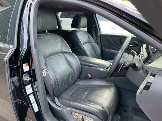 納車前にしっかりとルームクリーニング、外装美装を実施！とにかく気持ちよく乗り始めていただけるように隅々まで綺麗にしていきます！