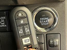 スマートキーですので、鍵を取り出さずにドアの開閉やエンジンをかけることが出来ます。