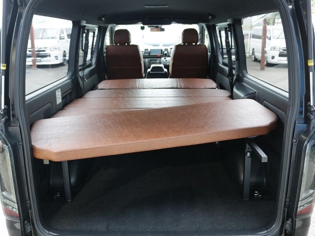 タイプIIベットキット装備済み！こんなにも広い空間をお作り頂けますので車中泊にもピッタリです♪