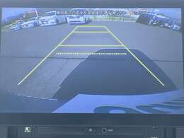 【バックモニター】後ろのカメラの映像をモニターに映し出すことができます！後方の見えない死角や、障害物との距離感をしっかり確認することができます！駐車が苦手な方におすすめです。