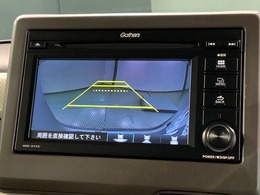 リバースギアに入れるだけで後方の表示へ切り替わります。夜間や雨の日の駐車も楽になりますよ。