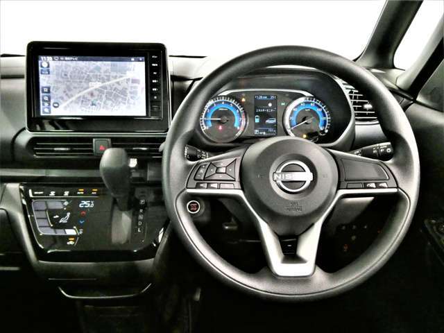 大型モニター式ナビゲーションを見やすい位置に配置して視点の移動を抑えて操作性をアップした運転席周りです♪