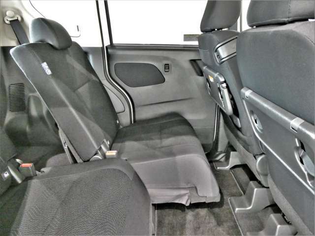 後席は320mmも前後にスライド☆一番前に出せば運転席から後席のお子様に手が届きます☆