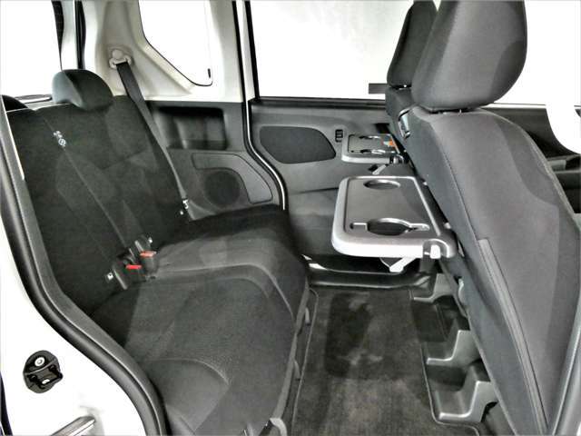 後席は脚を組んで座れるほど、ひざ周りスペースも広く、窮屈さを感じさせません☆