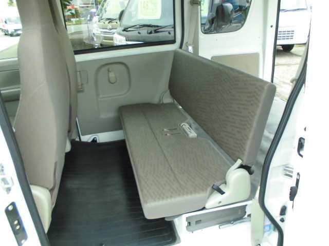 当店では女性にも優しいく安心して車選びができる♪お店作りを目指しております(^^♪車に関する事は何でもご相談下さい(^^♪明るい商談ルーム！でお迎えします♪