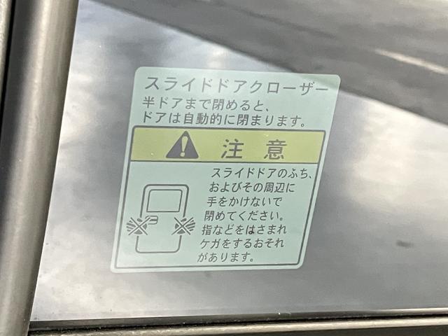 後席左側は手動のドアですが、クローザー付きなので　軽い力でドアを閉められます。